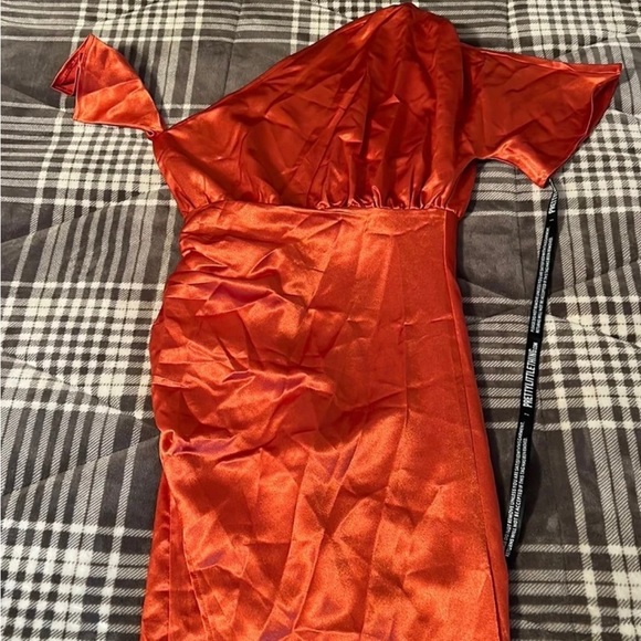 HP!! 🎉 NWT Rust satin one shoulder ruched midi dress - Picture 4 of 4